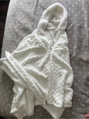 La Vie En Rose Cozy White Plush Hooded Jacket